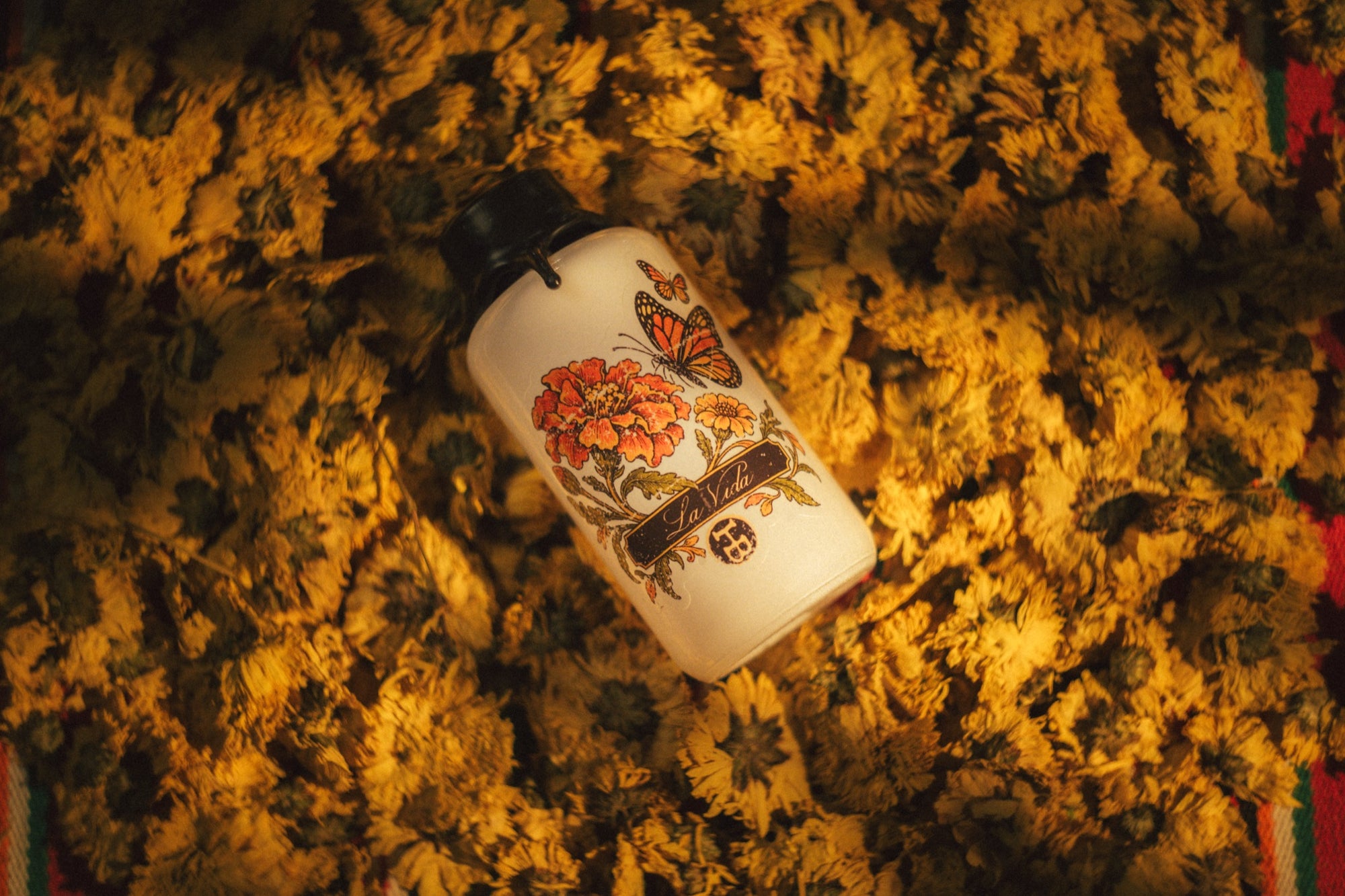 La Ofrenda by The Holy Black, la vida aftershave marigold bed