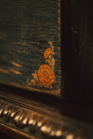 La Ofrenda by The Holy Black, box corner flower
